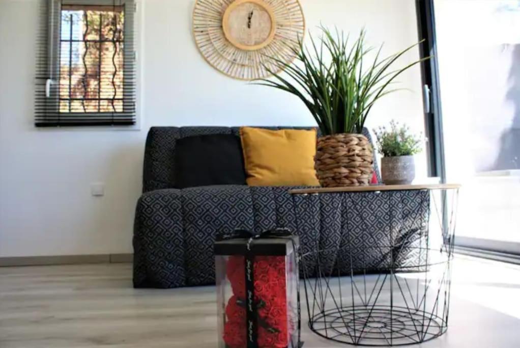 Appartement Tout Equipe En Rez-De-Jardin Entre Gard Et Ardeche Saint-Julien-de-Peyrolas Exteriör bild